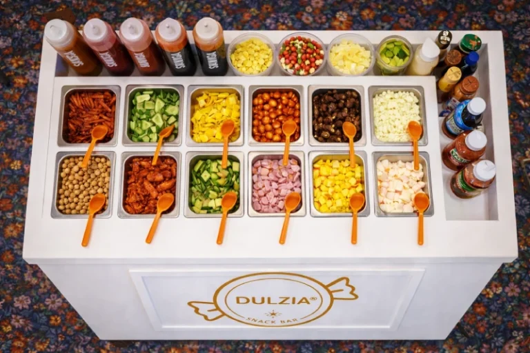 Mesa de dulces y postres para eventos en Ciudad de México con dulces surtidos en charolas