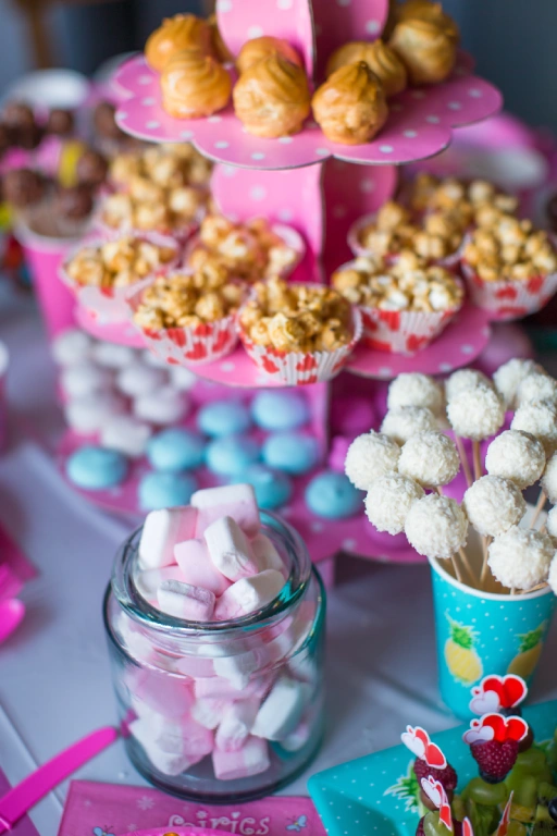 Candy bar y mesa de postres para eventos en Ciudad de México con dulces y repostería